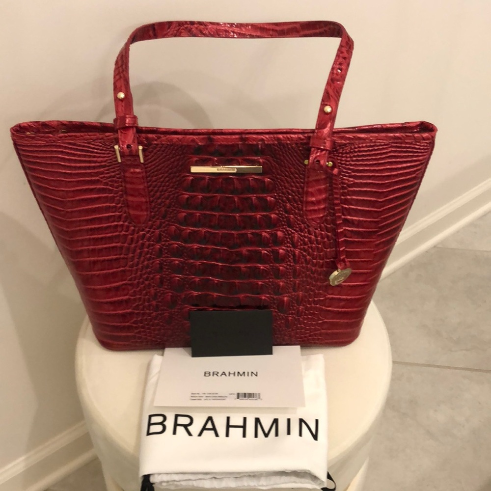 Brahmin Medium Asher
Merlot Ombré Melbourne
Excellent condition pre owed
As Is